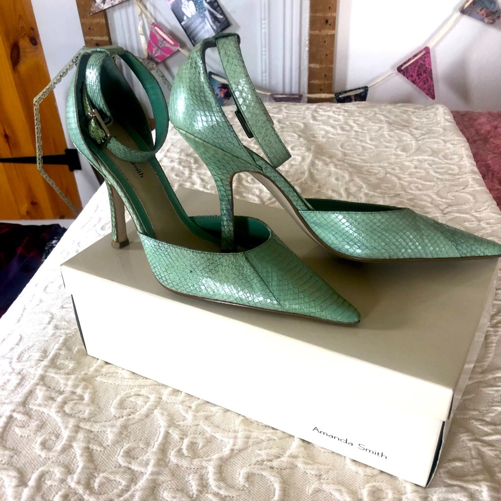 Lovely snake print pointy toed pumps